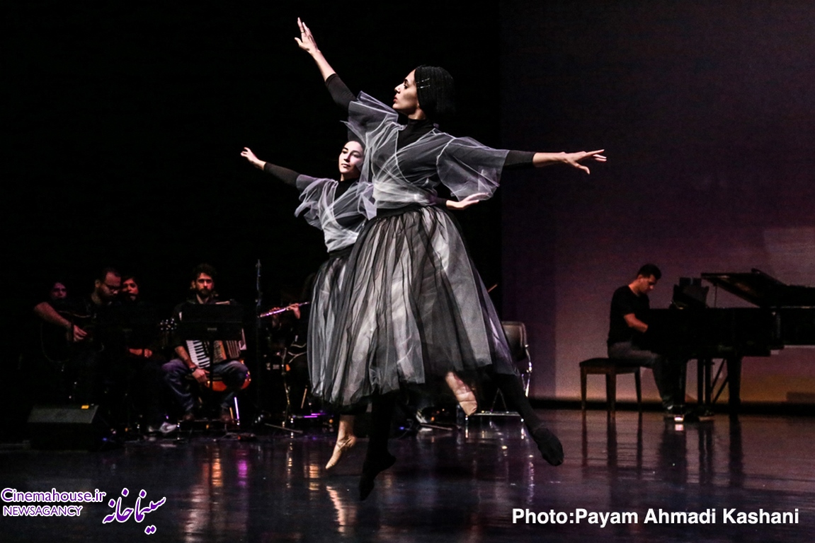 <h5>گزارش تصویری کنسرت-نمایش «میکیس تئودوراکیس»</h5><br><div>به گزارش سینماخانه؛ کنسرت-نمایش «میکیس تئودوراکیس» به نویسندگی و کارگردانی آزاده ‌شمس و با ... </div>